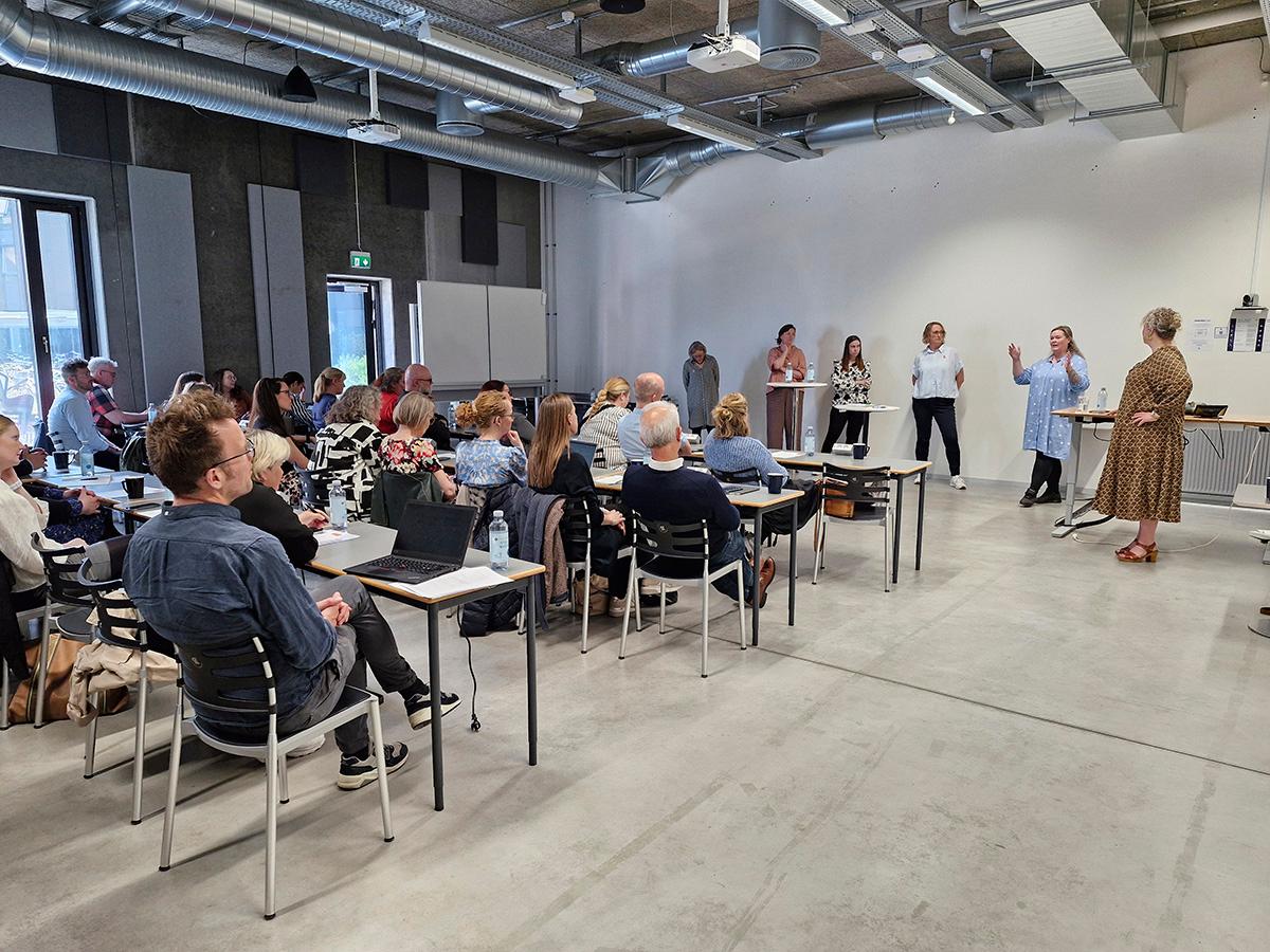 Torsdag d. 2. maj 2024 var ledere fra det beskæftigelsespolitiske felt samt udvalgte medarbejdere og andre interessenter på social- og beskæftigelsesområdet samlet med en gruppe forskere til CUBB-seminar i Aalborg. 