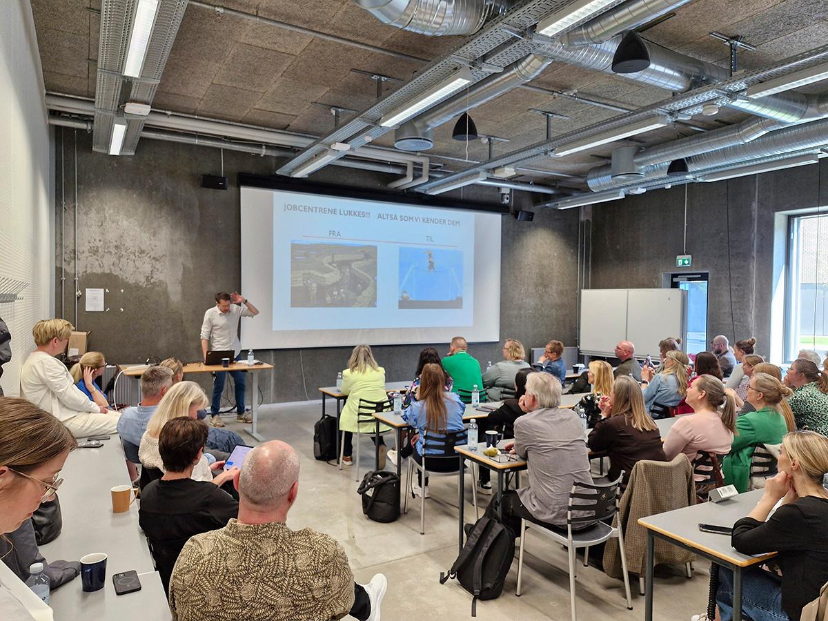 Torsdag d. 2. maj 2024 var ledere fra det beskæftigelsespolitiske felt samt udvalgte medarbejdere og andre interessenter på social- og beskæftigelsesområdet samlet med en gruppe forskere til CUBB-seminar i Aalborg. 