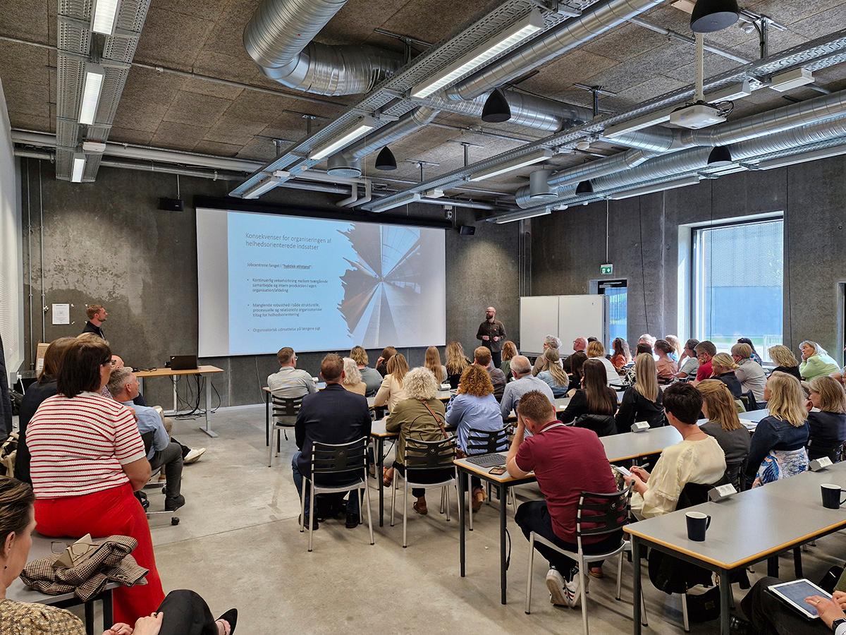 Torsdag d. 2. maj 2024 var ledere fra det beskæftigelsespolitiske felt samt udvalgte medarbejdere og andre interessenter på social- og beskæftigelsesområdet samlet med en gruppe forskere til CUBB-seminar i Aalborg. 