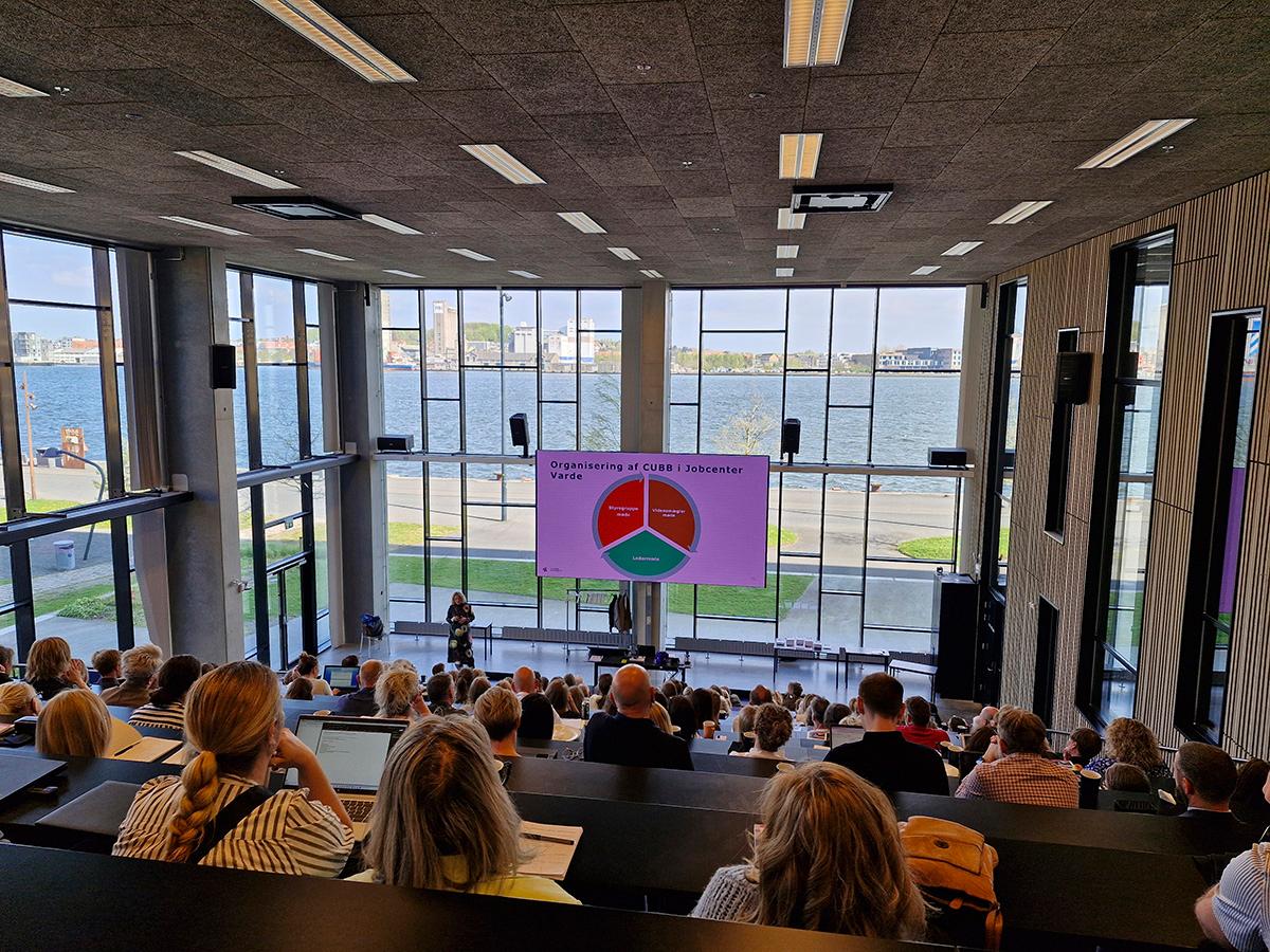 Torsdag d. 2. maj 2024 var ledere fra det beskæftigelsespolitiske felt samt udvalgte medarbejdere og andre interessenter på social- og beskæftigelsesområdet samlet med en gruppe forskere til CUBB-seminar i Aalborg. 