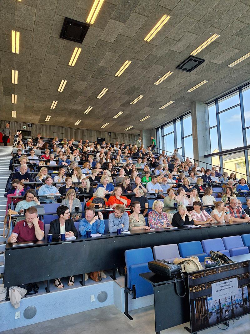 Torsdag d. 2. maj 2024 var ledere fra det beskæftigelsespolitiske felt samt udvalgte medarbejdere og andre interessenter på social- og beskæftigelsesområdet samlet med en gruppe forskere til CUBB-seminar i Aalborg. 